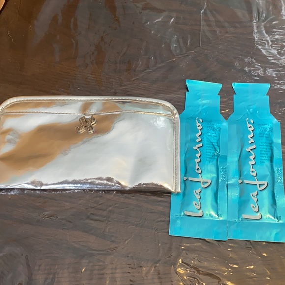 Lea Journo silver metallic snap pouch with styling lotion samples. - Picture 4 of 6